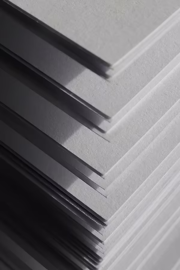Bandes de papier de test posées sur une table