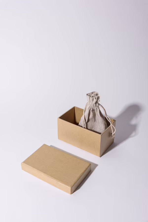Coffret emballé, papier et lien