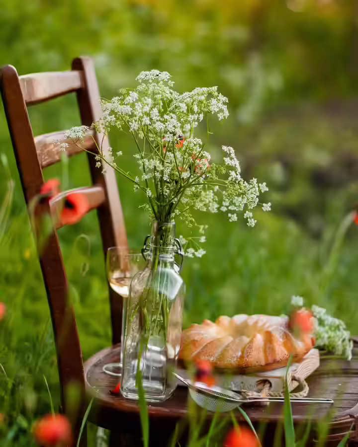 Cèdre dans une composition, flûte en verre
