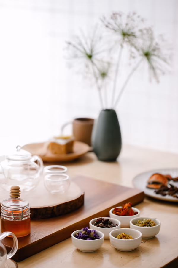 Herbes sèches disposées sur une table de travail