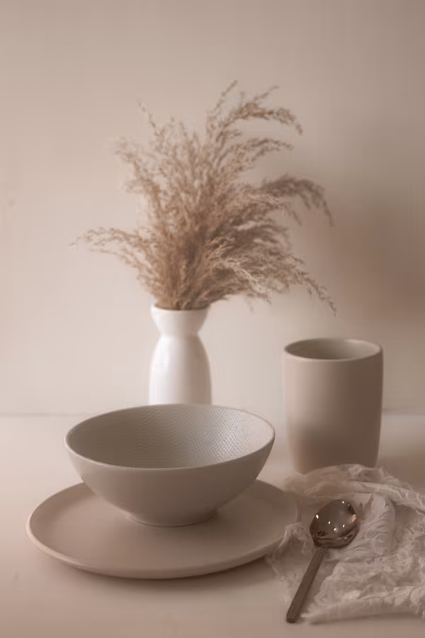 Support en céramique et matières séchées sur une table