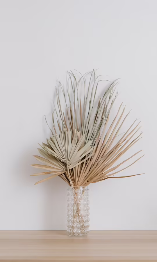 Flûte en verre avec copeaux de bois et feuille séchée